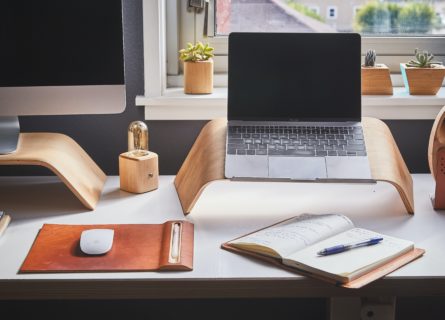 6 Must-Have Office Desk Accessories